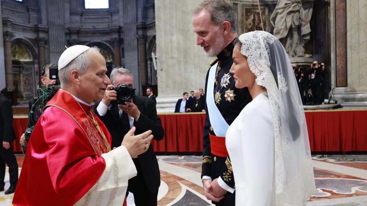Los reyes de España saludan al Papa León XIV.