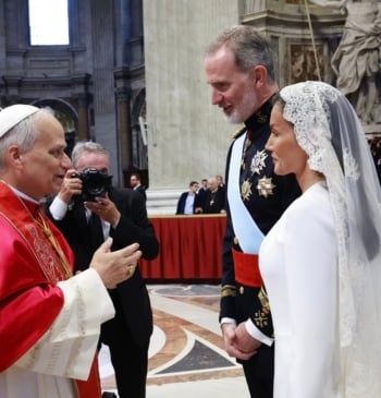 La reina Letizia deslumbra de blanco gracias al privilegio de las reinas [...]