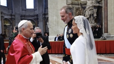 La reina Letizia deslumbra de blanco gracias al privilegio de las reinas católicas