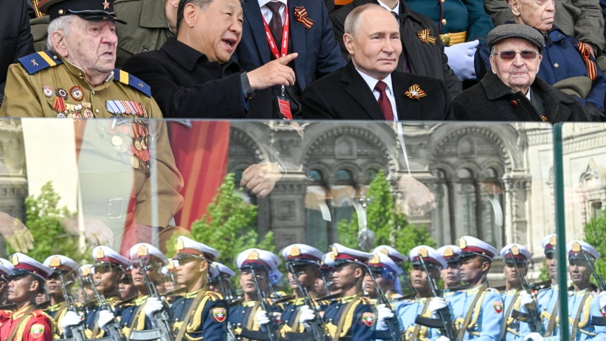 Xi Jinping (i) y Vladimir Putin contemplan el desfile por el Día de la Victoria en Moscú.