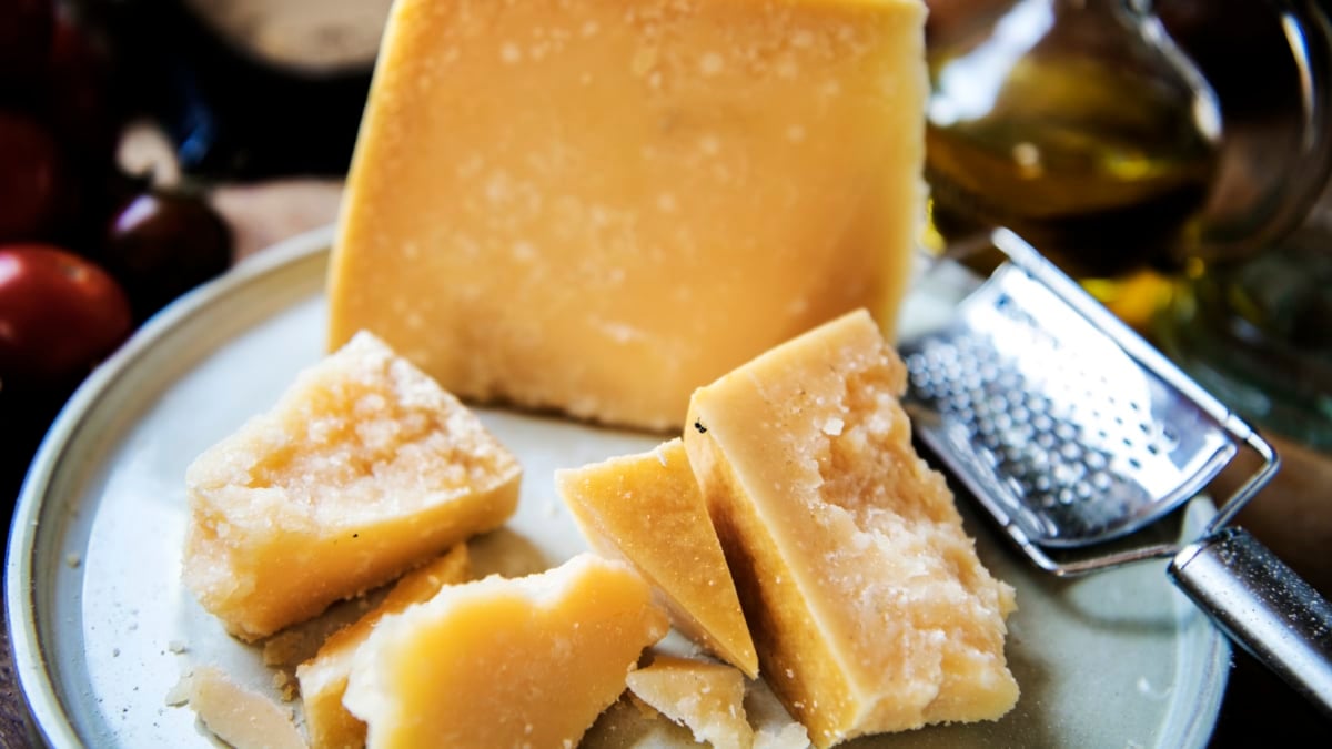 Alerta alimentaria: la UE avisa de los peligros de comer este famoso queso español y lo retiran del mercado