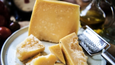 Alerta alimentaria: la UE avisa de los peligros de comer este famoso queso español y lo retiran del mercado