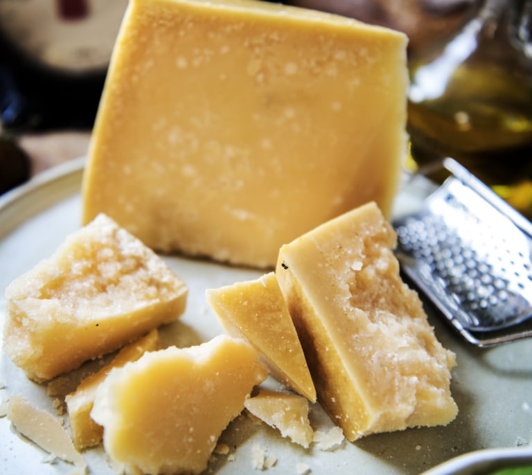Alerta alimentaria: la UE avisa de los peligros de comer este famoso queso español y lo retiran del mercado