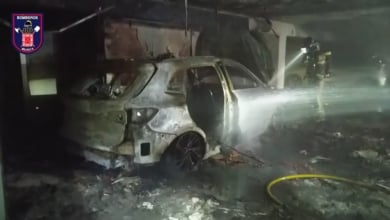 Bomberos trabajan en las labores de extinción de un incendio en un concesionario de coches en Murcia