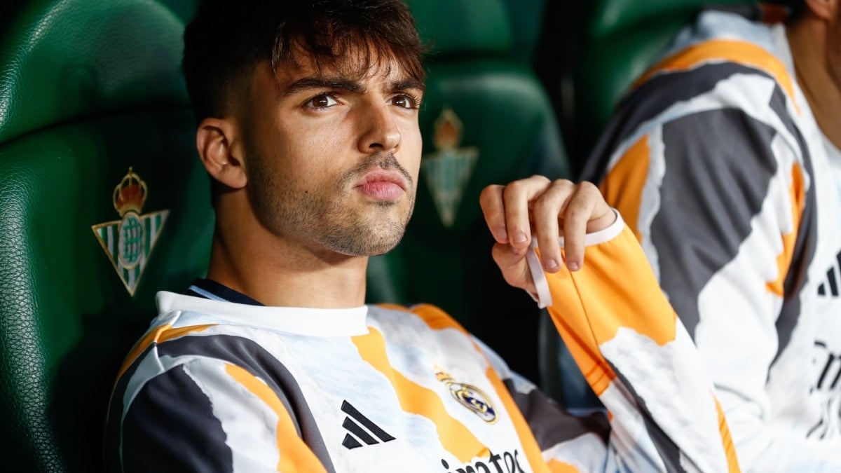 Raúl Asencio del Real Madrid observa durante el partido de fútbol de la liga española
