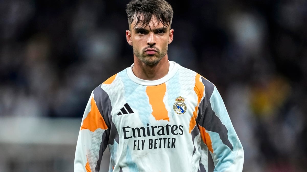 Raúl Asencio del Real Madrid observa durante el partido de vuelta de cuartos de final de la UEFA Champions League
