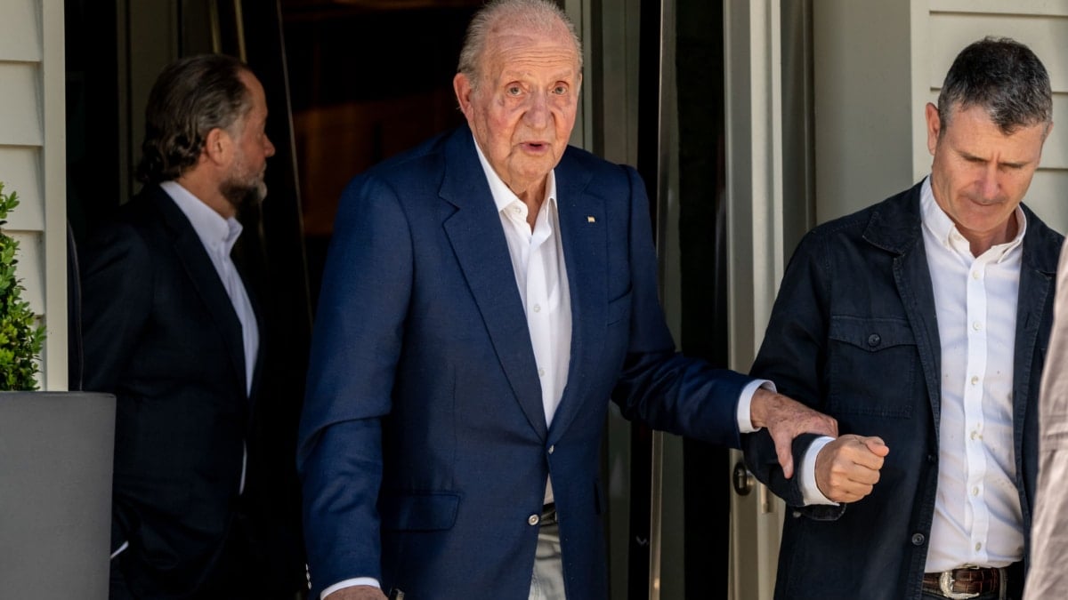 El rey emérito Juan Carlos de Borbón y el presidente de Abanca, Juan Carlos Escotet (i), a su salida este miércoles, de un restaurante en O Grove (Pontevedra).
