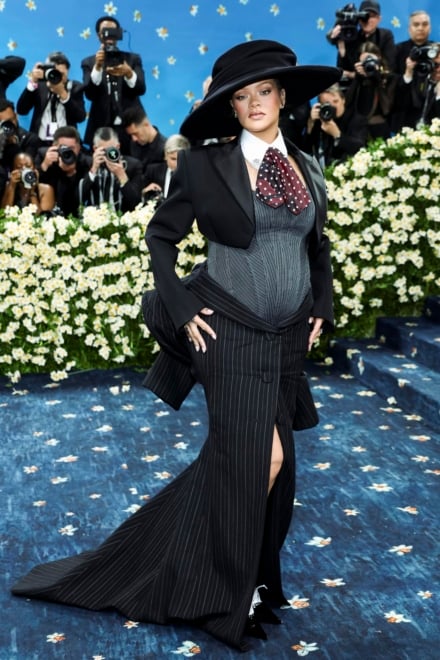 Rihanna cerró el desfile de celebridades de la Met Gala vestida de pies a cabeza de Marc Jacobs y exhibiendo su tercer embarazo de uno de los co-anfitriones de la gala, A$AP Rocky.