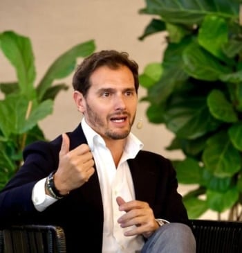 Albert Rivera 'reaparece': "Al lugar en el que fuiste feliz no deberías [...]