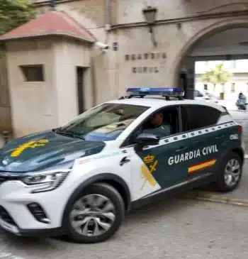 Sucesos. Hallan muerto a un hombre de 39 años bajo su moto [...]