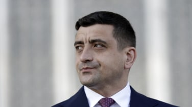 Dimite el primer ministro de Rumanía tras la victoria del nacionalista Simion en las presidenciales