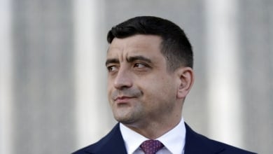 Dimite el primer ministro de Rumanía tras la victoria del nacionalista Simion en las presidenciales