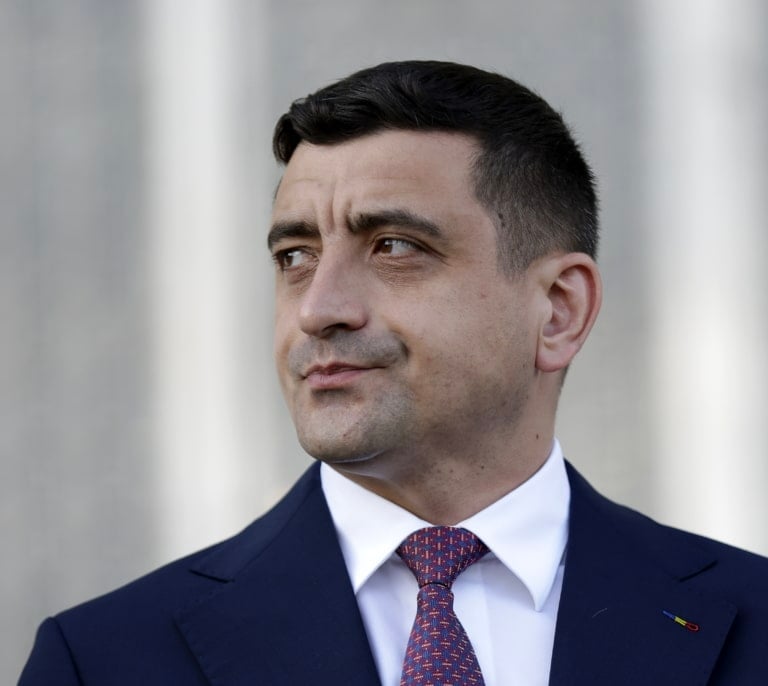 Dimite el primer ministro de Rumanía tras la victoria del nacionalista Simion en las presidenciales