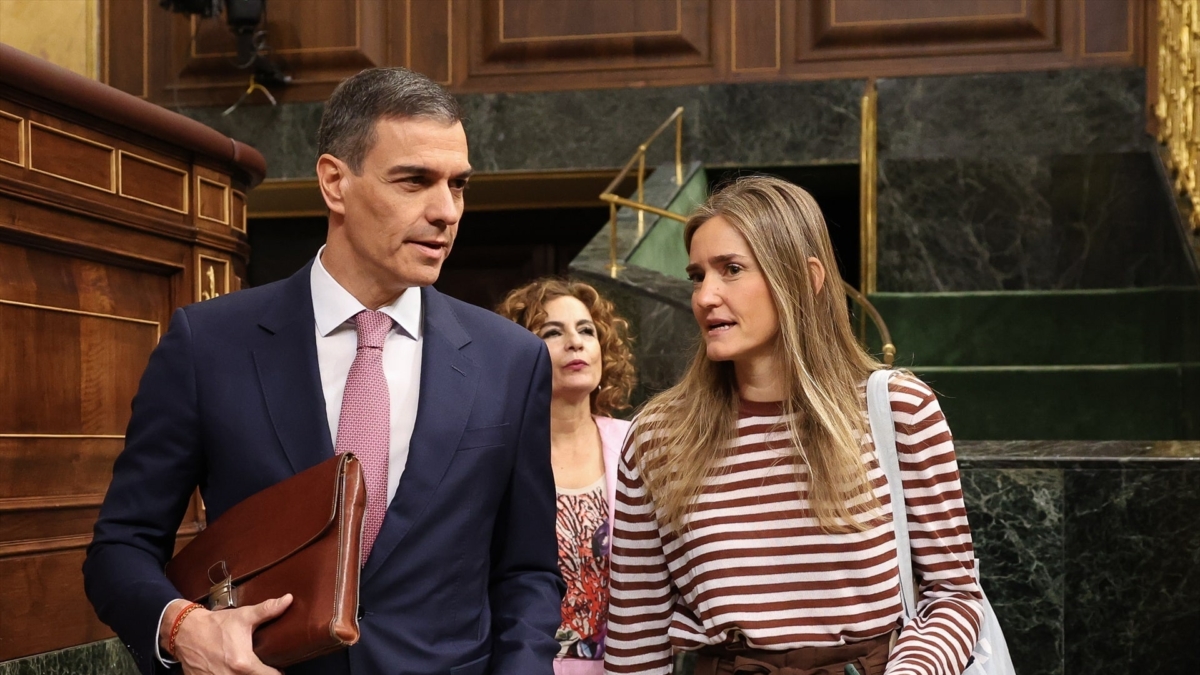 El presidente del Gobierno, Pedro Sánchez, y la vicepresidenta tercera y ministra de Transición Ecológica, Sara Aagesen, este miércoles en el Congreso