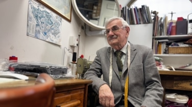 Acompañamos al sastre del Papa a entregar el traje del próximo Pontífice: "No hay XL"