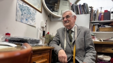 Acompañamos al sastre del Papa a entregar el traje del próximo Pontífice: "No hay XL"