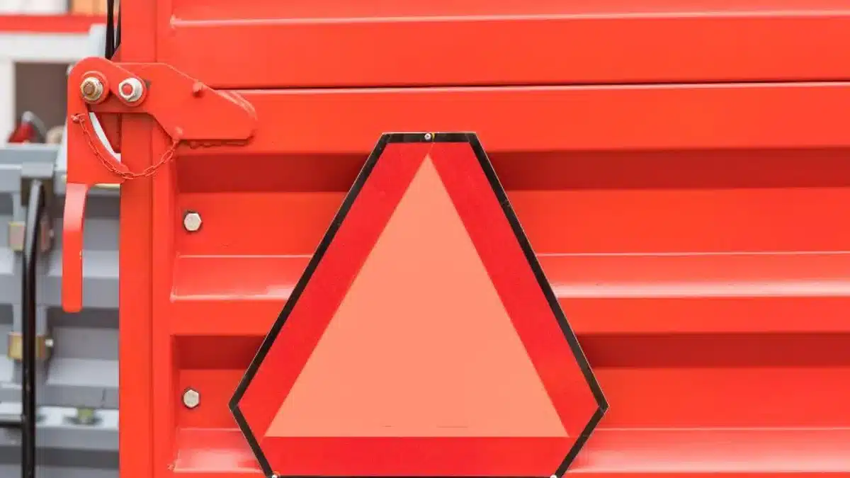 Precaución: si ves esta señal en un vehículo, extrema tu atención al conducir