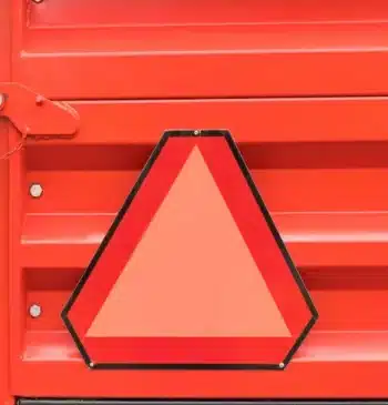 Precaución: si ves esta señal en un vehículo, extrema tu atención al [...]