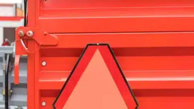Precaución: si ves esta señal en un vehículo, extrema tu atención al conducir