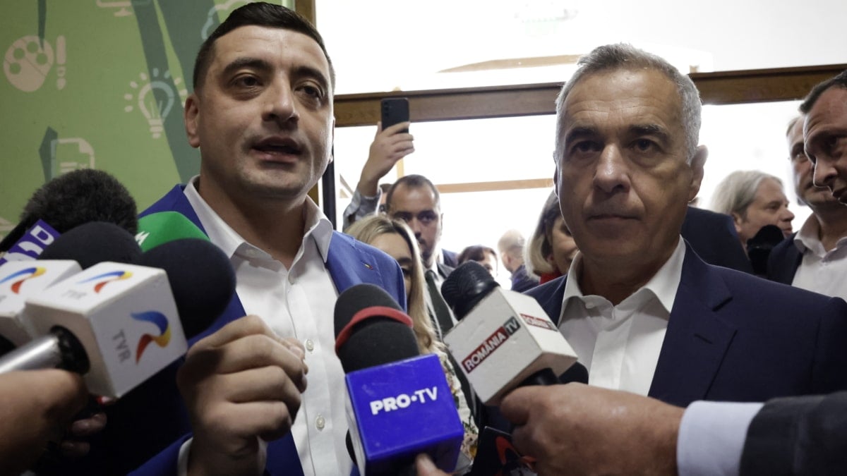 George Simion (I) junto a Calin Georgescu en la jornada electoral