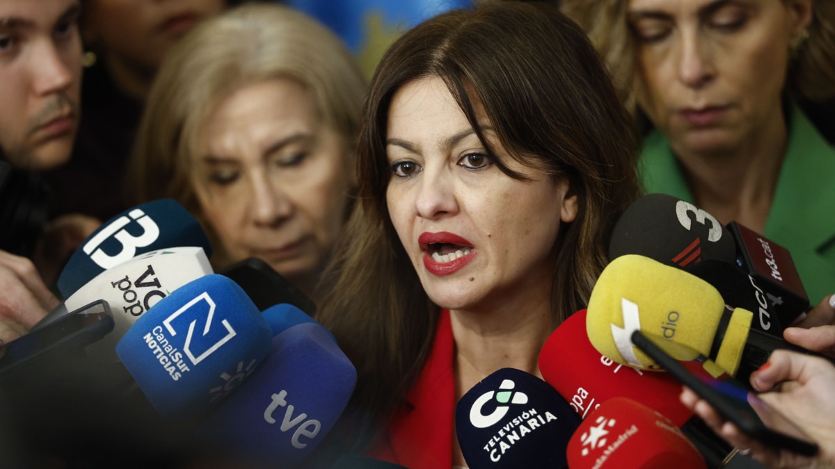 La ministra de Juventud e Infancia, Sira Rego, atiende a los medios de comunicación antes de la reunión del Pleno de la Conferencia Sectorial de Infancia y Adolescencia, este lunes en Madrid.
