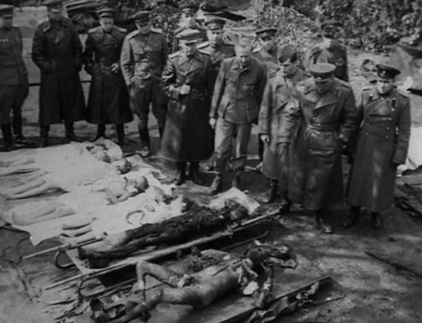 Soldados soviéticos observan los cadáveres de la familia Goebbels.
