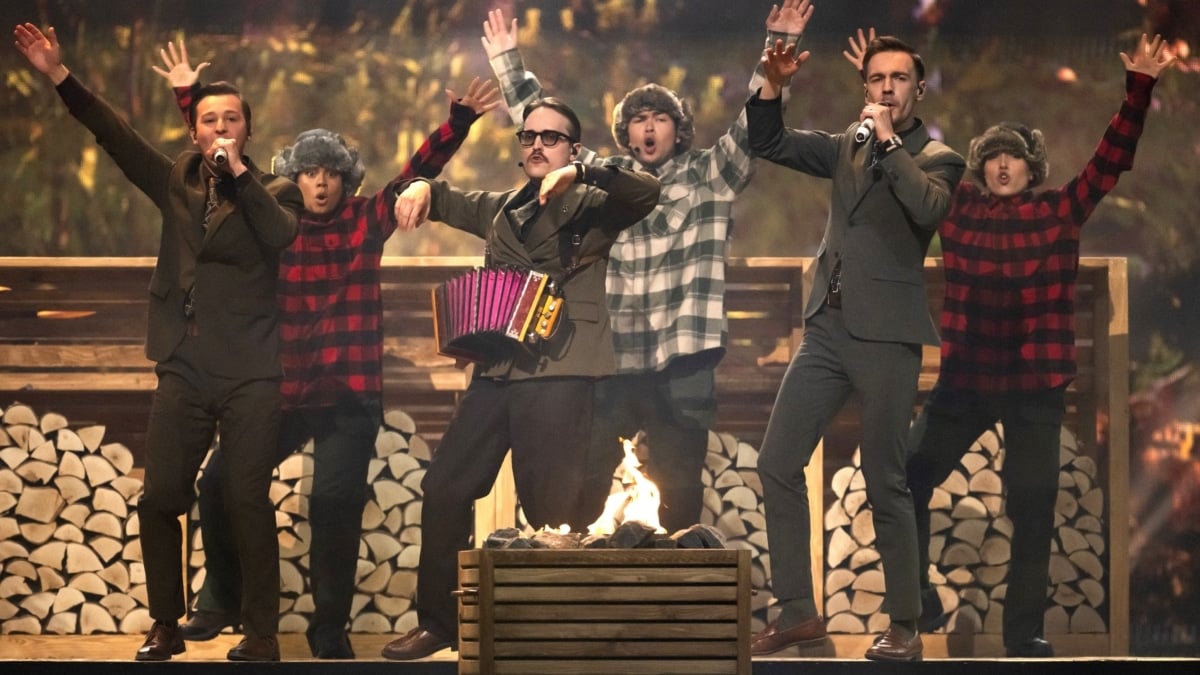 La banda sueca KAJ interpreta la canción "Bara bada bastu"