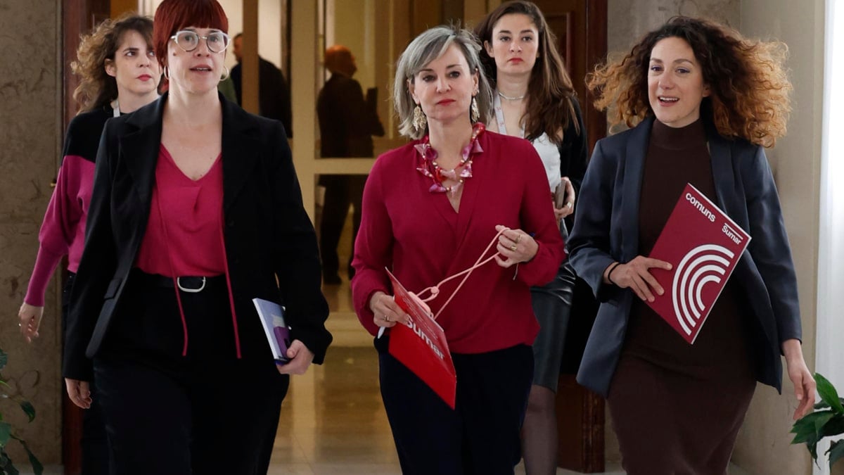 La portavoz de Sumar, Verónica Martínez (c), junto a sus compañeras de Compromís y los Comunes, Àgueda Micó (izq) y Aina Vidal (der), camino a la Junta de Portavoces del Congreso