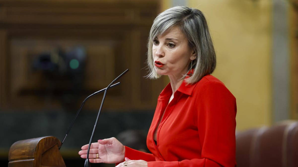 La portavoz de Sumar, Verónica Martínez toma el turno de palabra tras la comparecencia del presidente del Gobierno, Pedro Sánchez, ante el pleno del Congreso para informar del plan de defensa y del apagón masivo del 28 de abril