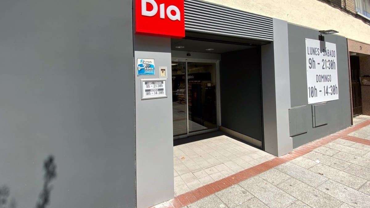 La entrada de un supermercado Dia en una imagen de archivo