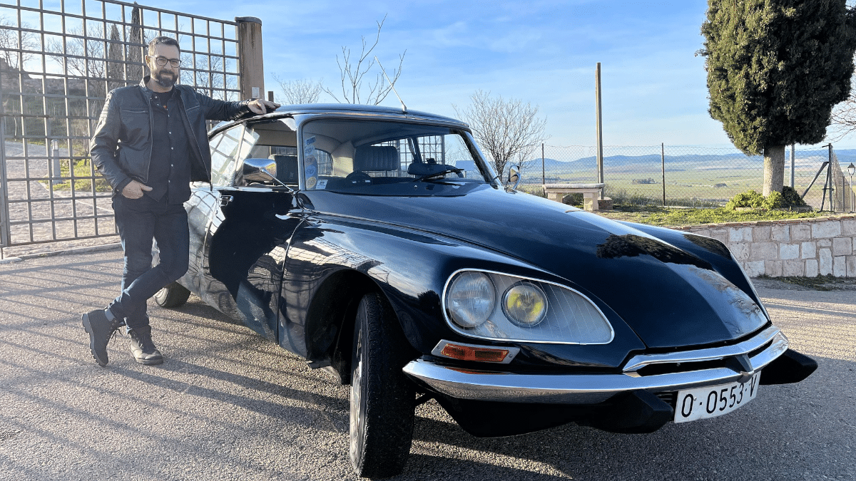 Paco Becerro junto a su Citroën DS.