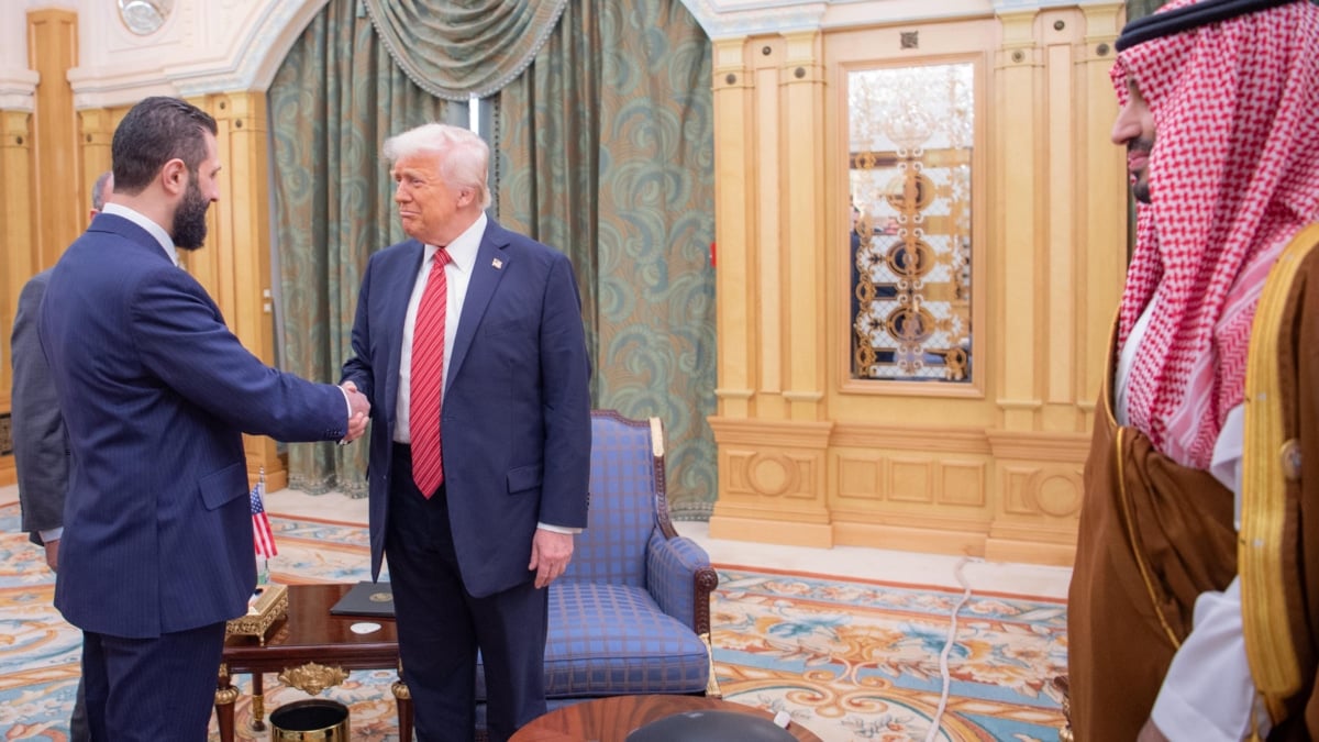 Donald Trump, en el centro, saluda al líder sirio, Ahmed Al Sharaa, en Riad