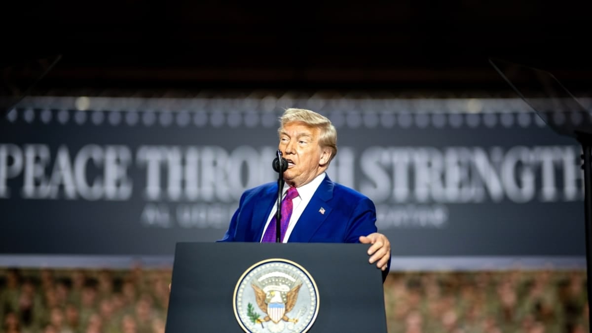 Donald Trump, mientras se dirige a los militares este jueves durante su visita a la base aérea Al Udeid