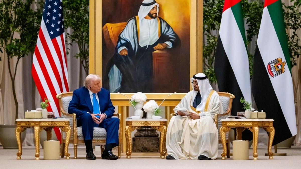 El presidente estadounidense, Donald Trump, junto con el presidente de los Emiratos Árabes Unidos, el Jeque Mohamed bin Zayed Al Nahyan, en una recepción oficial durante la visita de Trump a Abu Dabi.