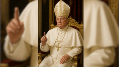 El 'papa' Trump calienta el cónclave con su 'sacrílega' bendición