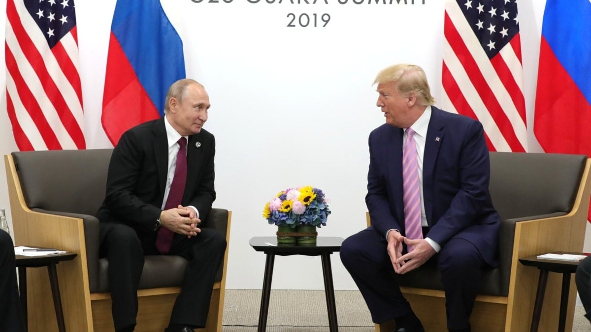 Imagen de archivo del presidente ruso, Vladimir Putin, en un encuentro con el estadounidense, Donald Trump, en 2019, durante la cumbre del G20 en Osaka, Japón.