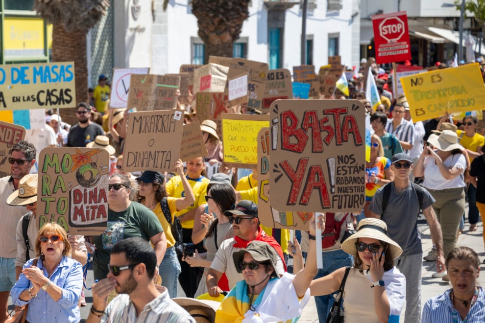 Miles de personas se manifiestan contra el modelo turístico actual en Lanzarote