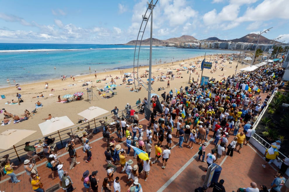 Los colectivos sociales, ecologistas y ciudadanos que impulsaron hace un año las protestas contra los impactos del turismo de masas vigente en Canarias han vuelto a salir este domingo a las calles de las islas