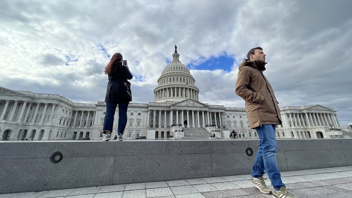 Turistas hacen fotos del edificio del Capitolio, en Washington DC.