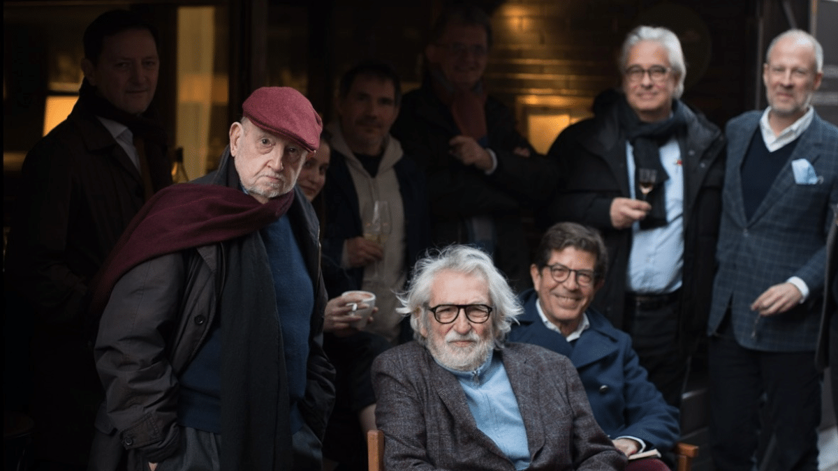 Joan de Sagarra, con Oscar Tusquets,, Ignacio Martínez de Pisón y demás amigos en la puerta de Il Giardinetto de Barcelona.