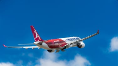 Multa de 80 euros por levantarse antes de que pare el avión en las compañías turcas
