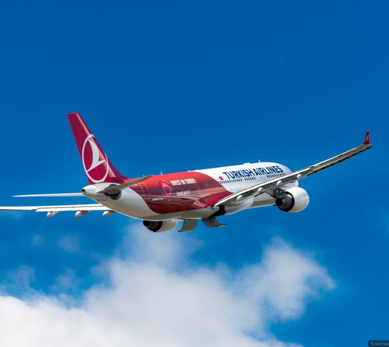 Multa de 80 euros por levantarse antes de que pare el avión en las compañías turcas
