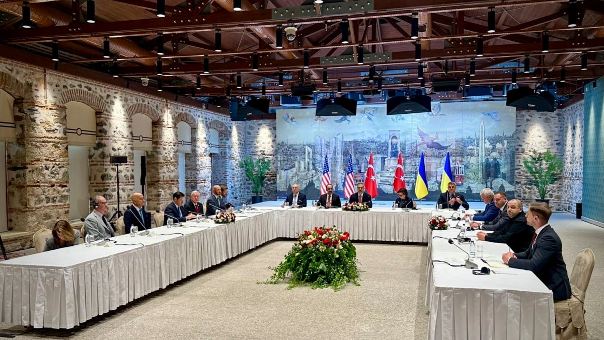 Reunión de las delegaciones ucraniana (izq.) y rusa (der.) en la Oficina Presidencial en Estambul