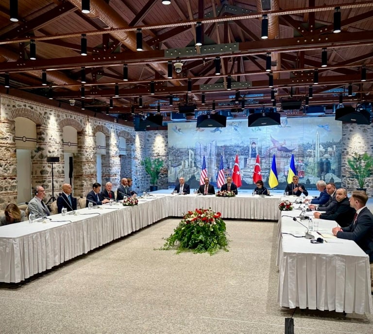 Rusia y Ucrania acuerdan intercambiar 1.000 prisioneros de cada bando en su primera reunión en tres años