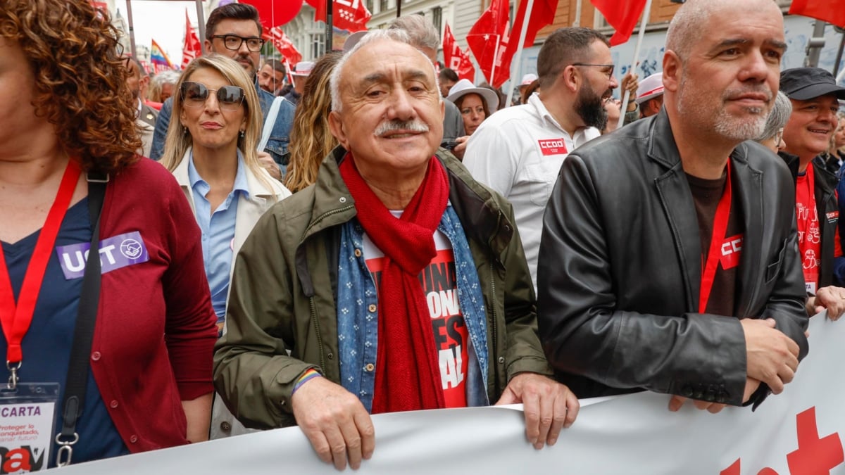 Los secretarios generales de CCOO y UGT, Unai Sordo (d) y Pepe Álvarez (c), participan en la manifestación del Primero de Mayo en Madrid