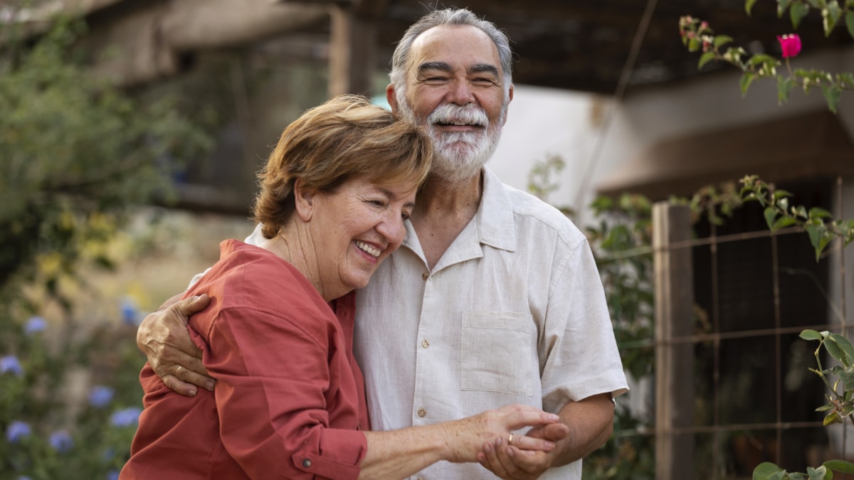 Una pareja de ancianos cogidos de la mano