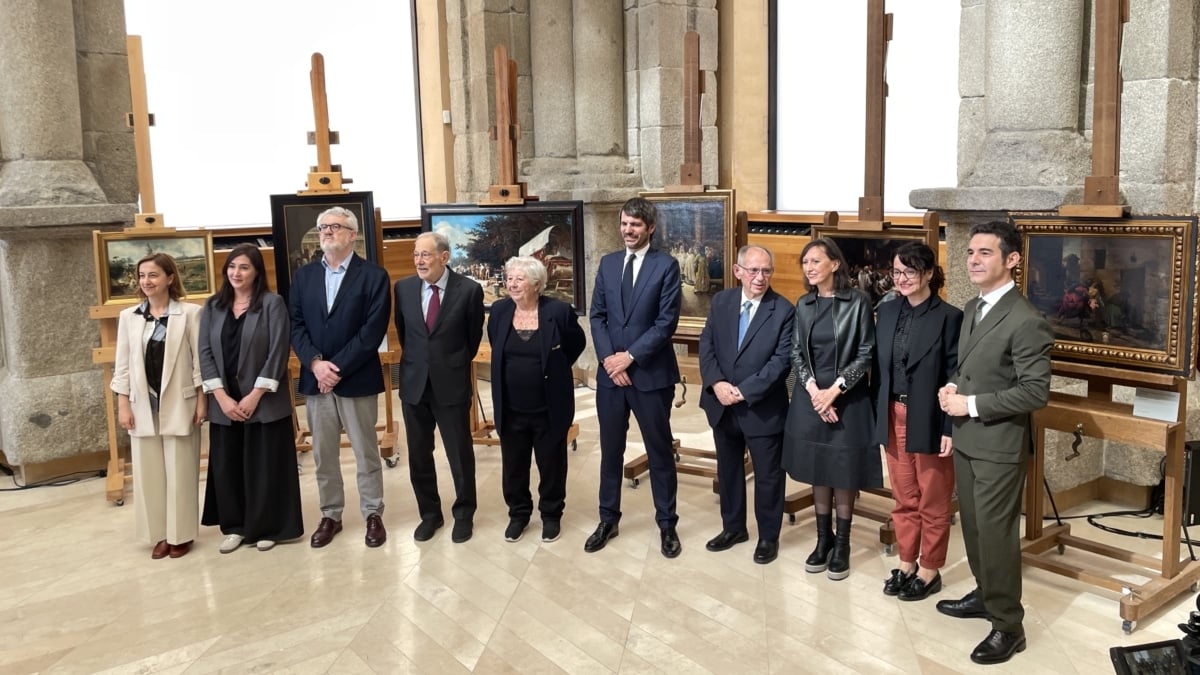 El ministro de Cultura, Ernest Urtasun, con los nietos de Pedro Rico y los responsables de museos e instituciones que han colaborado en la restitución de las obras a la familia, este jueves en el Museo del Prado.