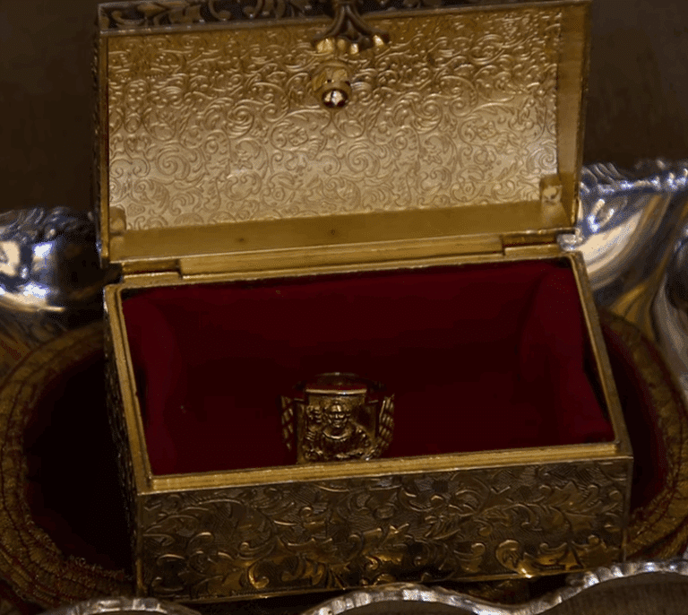 Qué son el anillo del pescador y el palio