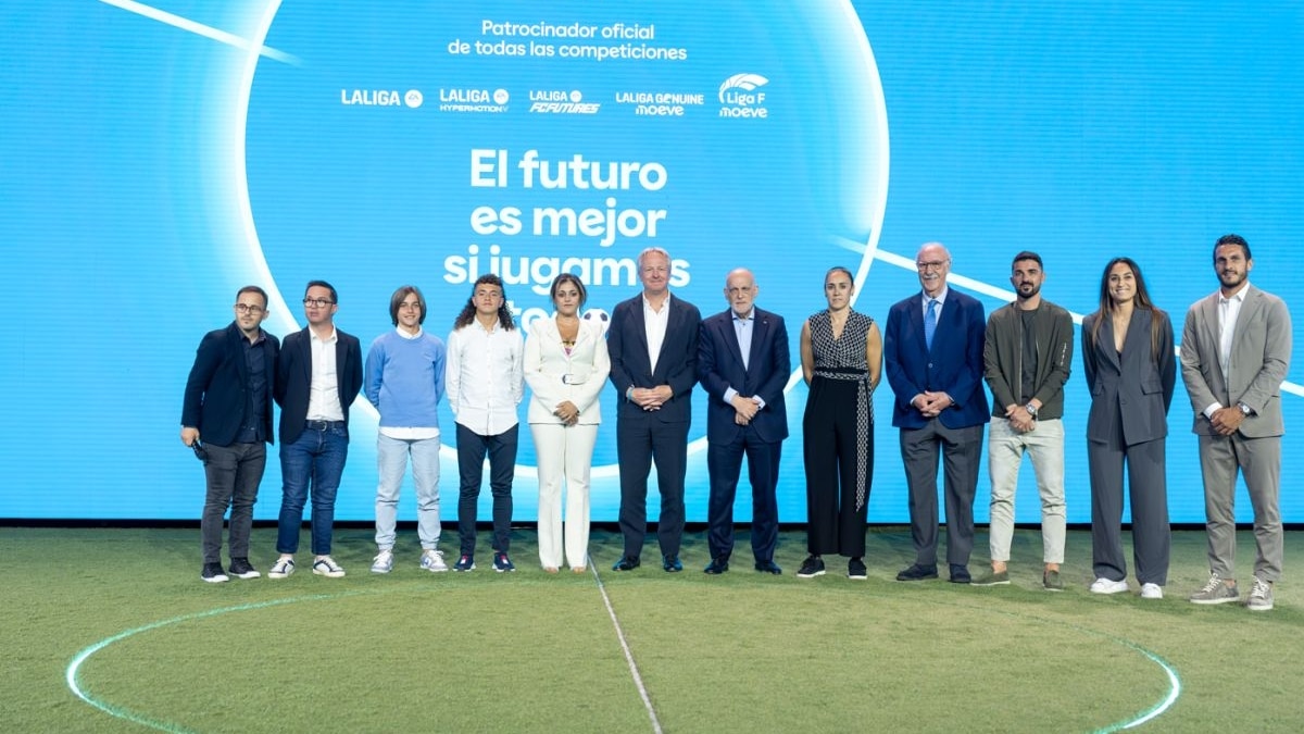 Vicente del Bosque dice que "es bueno que los niños sueñen con ser futbolistas, pero es mejor que el fútbol les ayude a ser mejores personas"