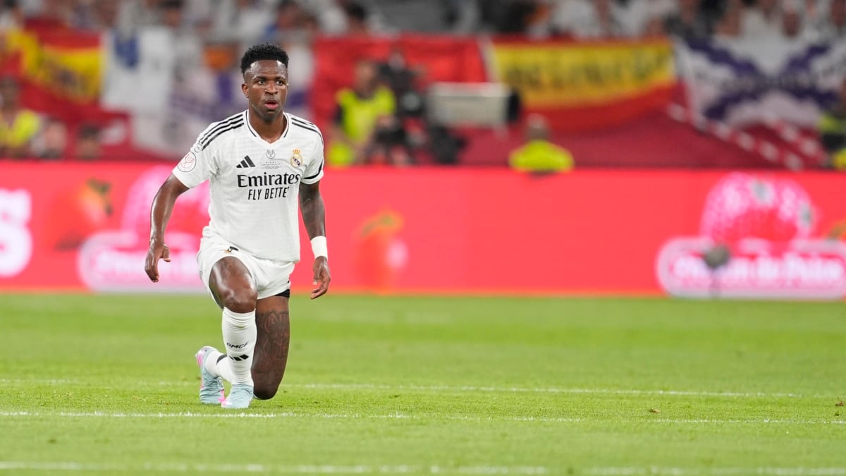 Vinicius Junior del Real Madrid observa durante el partido final de la Copa de España